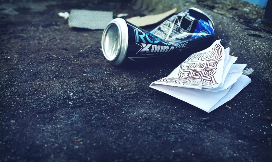 Gestione illecita di rifiuti e furto di energia: denunciato autoriparatore a Marianella