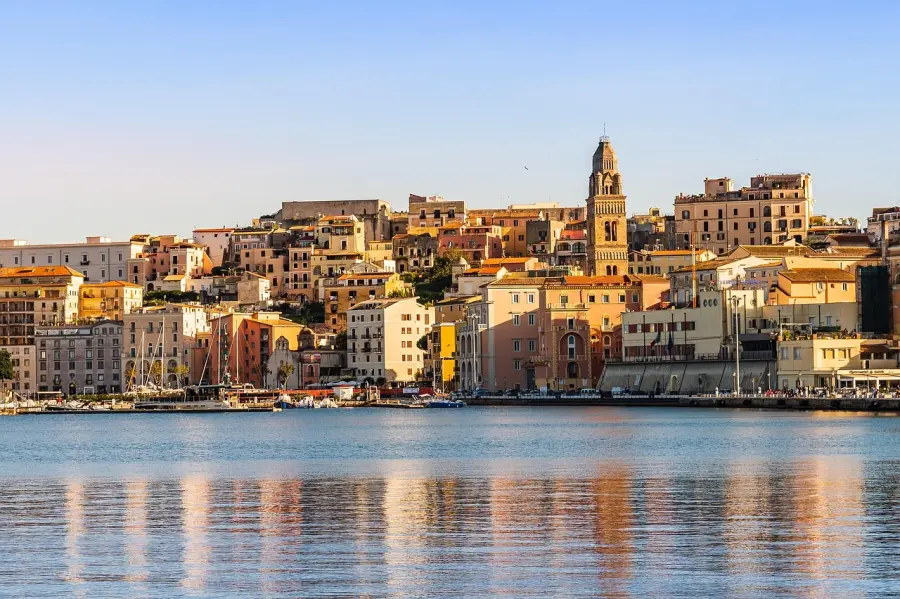 Napoli sostiene Gaeta: consegnato il crest per la candidatura a Capitale Italiana del Mare 2026