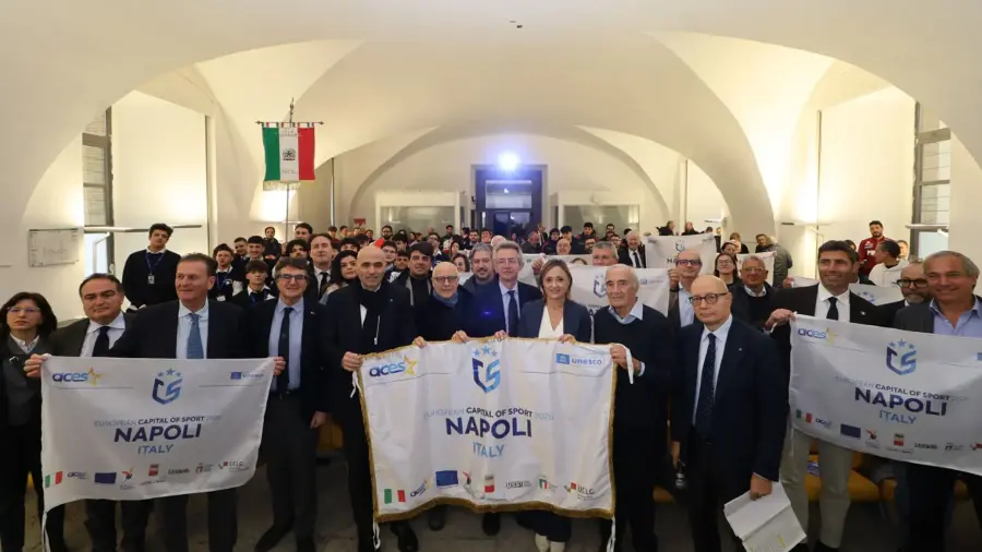 Napoli Capitale Europea dello Sport 2026, firmata la Targa d’Argento e consegnate le bandiere