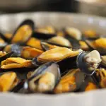 Napoli, misure urgenti contro l’Epatite A: stop al consumo di frutti di mare crudi nei locali