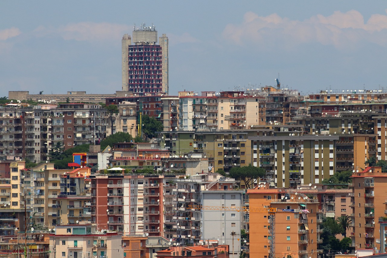 Napoli, intervento di pulizia nell’area delle Torri Aragonesi in via Marina