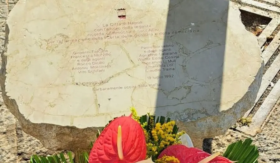 Napoli, fiori per Falcone e Borsellino in piazza Municipio