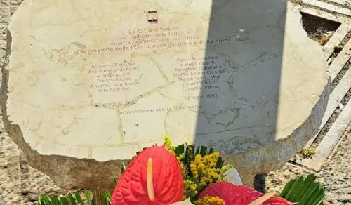 Napoli, fiori per Falcone e Borsellino in piazza Municipio