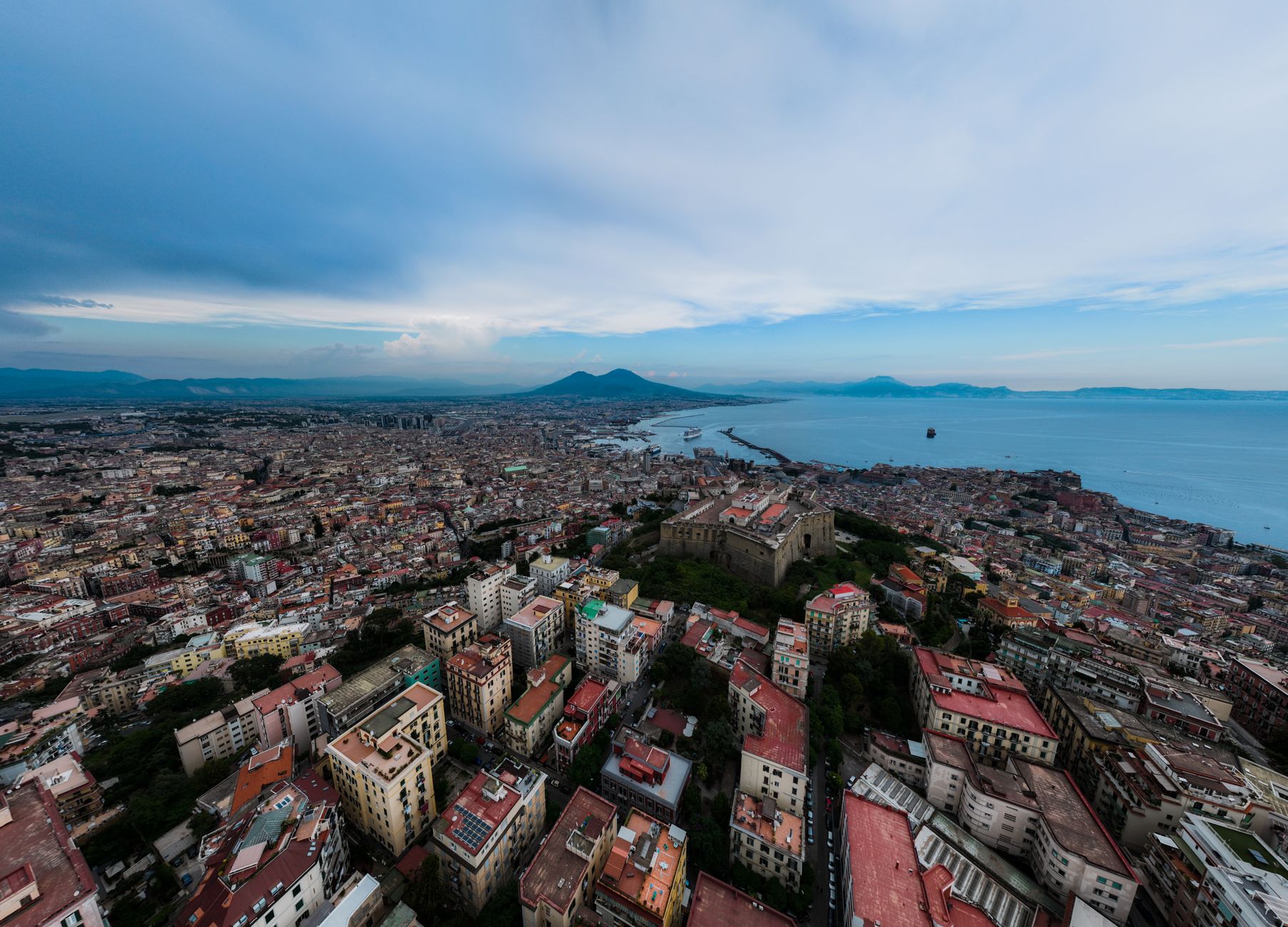 Napoli contro la violenza sulle donne: mai bandiera bianca