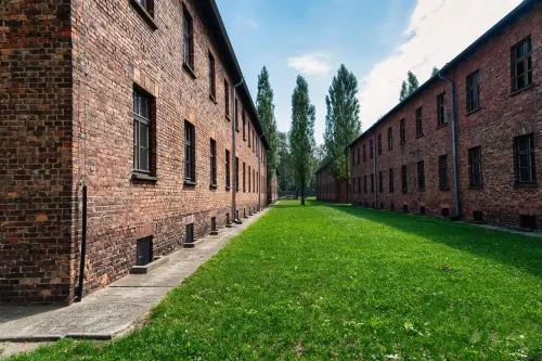 Le dichiarazioni di Roccella sulle visite ad Auschwitz scatenano polemica politica