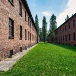 Le dichiarazioni di Roccella sulle visite ad Auschwitz scatenano polemica politica