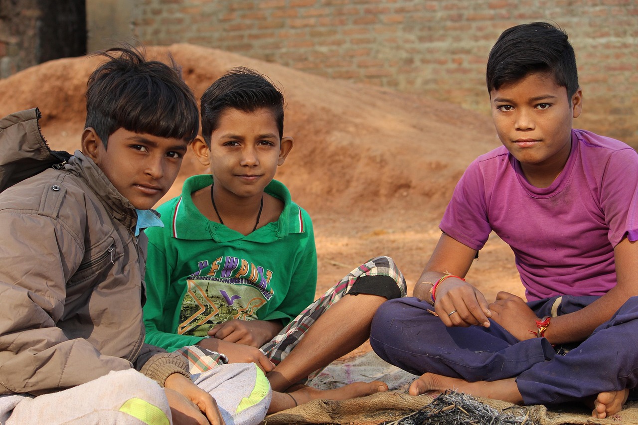 Povertà minorile in Italia: l’Assegno di inclusione sotto accusa dopo i dati Istat