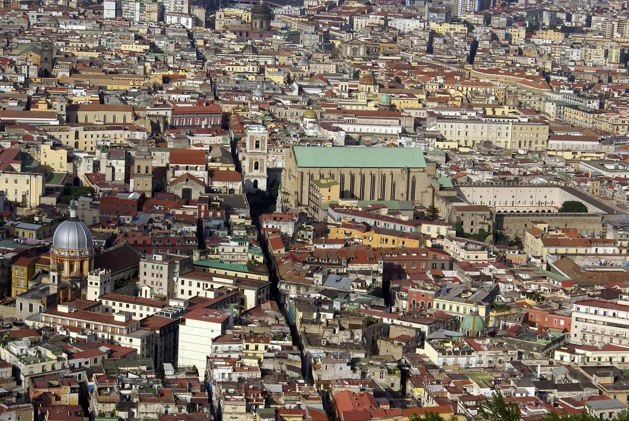 Napoli, la Giunta approva il taglio ai costi della politica nelle Municipalità
