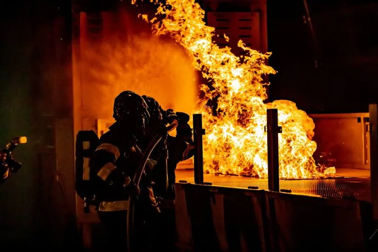 Nocera Superiore, incendio in un deposito vernici: l’intervento di Arpa Campania