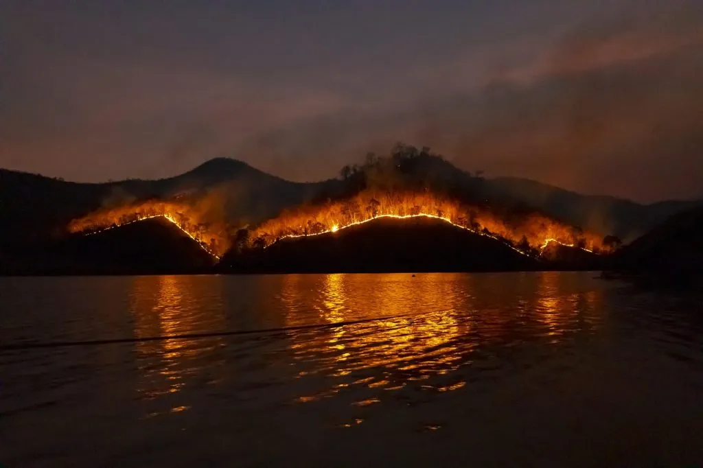 Incendio a Mondragone, Arpac avvia il monitoraggio delle diossine