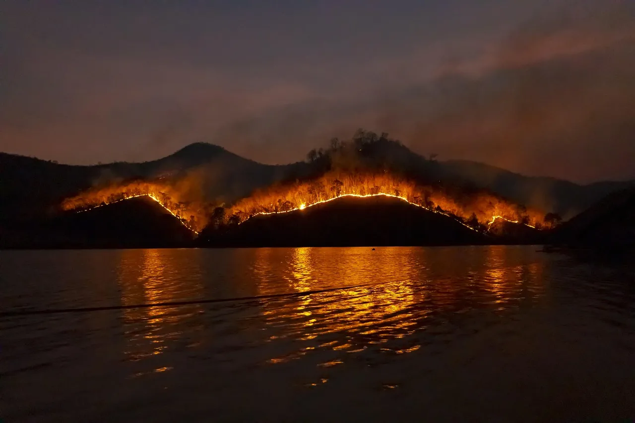 Incendio a Mondragone, Arpac avvia il monitoraggio delle diossine